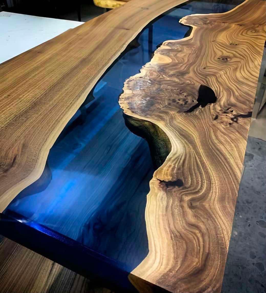 Mesa de madera y resina azul